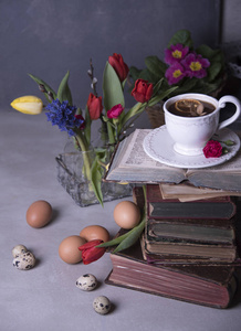 快乐复活节卡片模板与鸡蛋，花杯子与茶