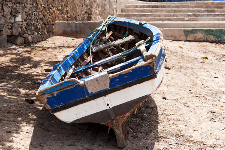 岸上的旧渔船。 带着网的船在佛得角海滩上等待渔民