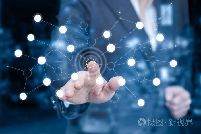 一位女商人正在触摸触摸屏幕上无线连接方案的按钮这个概念是业务连接