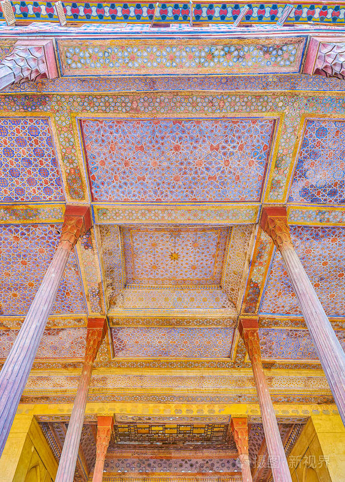 画廊的雕刻木柱和彩绘天花板,是中世纪地标伊斯法罕伊朗的独特装饰
