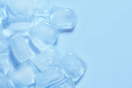 视图汤团融化冰块的颜色背景顶部视图. 文本空间照片