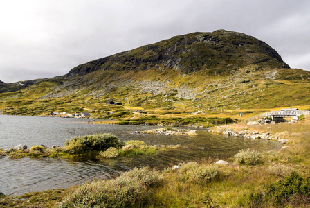 挪威南部草原上的湖泊，阴天。