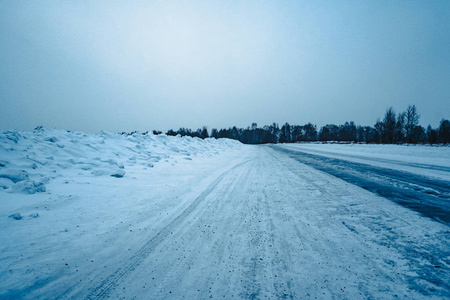 在雪中的空路