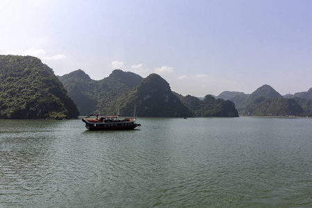 哈龙湾降龙湾亚洲热门旅游目的地的美丽全景。 越南南海的顿金湾。