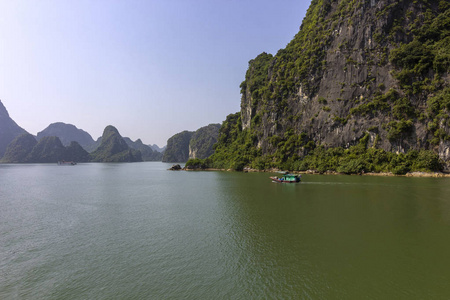 哈龙湾降龙湾亚洲热门旅游目的地的美丽全景。 越南南海的顿金湾。