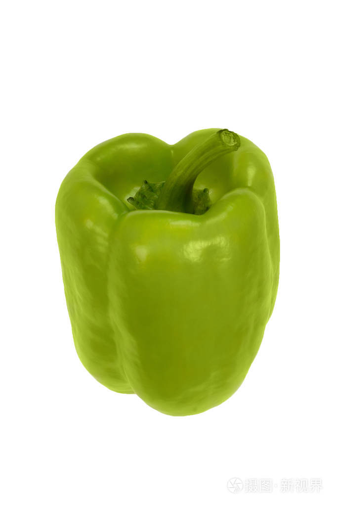 白色背景上分离的绿色甜椒. 视角为45度. 新鲜蔬菜
