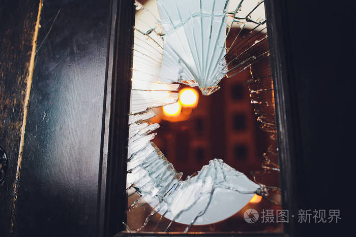 破玻璃黑门的商店照片-正版商用图片178zbm-摄图新视界
