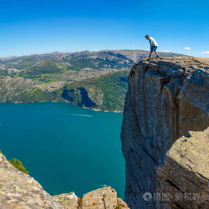 徒步者站在普雷克斯罗伦, 望着挪威山区著名的悬崖