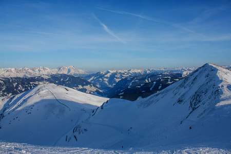 雪山冬季运动的美丽景色。 奥地利萨阿尔巴赫恩德尔格姆滑雪胜地全景