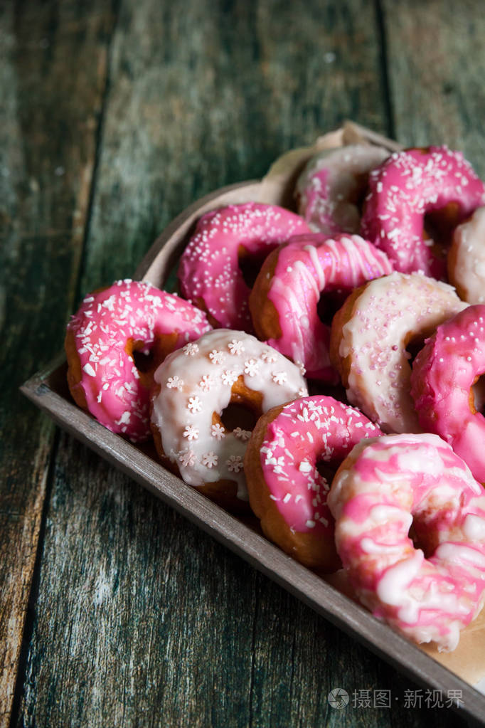 甜的和五颜六色的甜甜圈,洒满糖霜