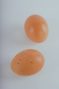 白色背景下的鸡蛋。 三个白色背景的黄鸡蛋