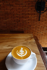 一杯木制背景的拿铁艺术咖啡