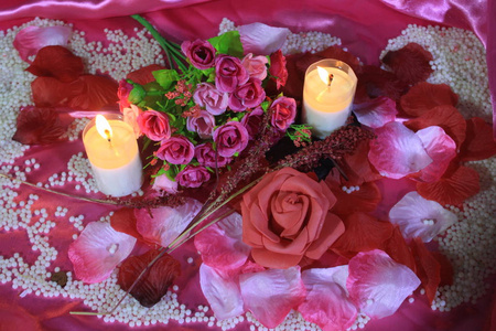 玫瑰花，蜡烛燃烧装饰情人节收藏