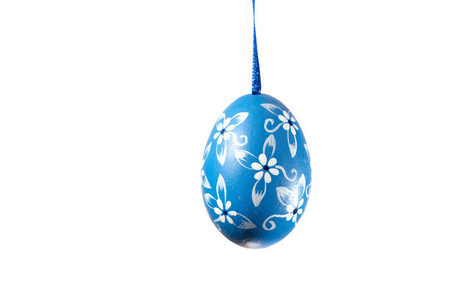 用于装饰复活节彩蛋树白色背景的蓝色彩绘复活节彩蛋
