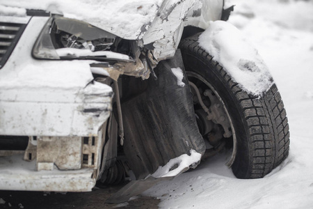 城市街道上积雪中废弃的破车