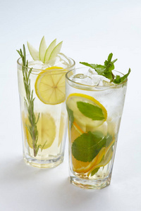 新鲜的夏季柠檬水，用白色背景的玻璃杯隔离