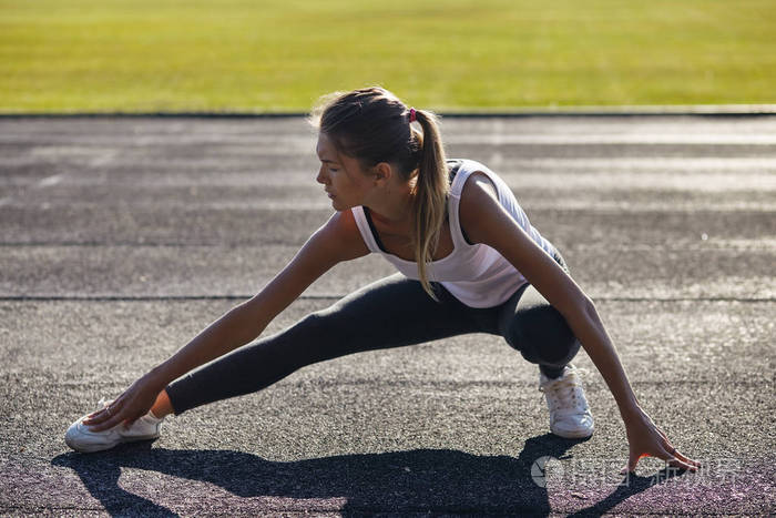 年轻的跑步者适合妇女在户外锻炼前横穿运动中的女性在外面锻炼后的