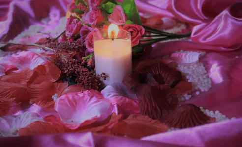 浪漫的情人节，带着摄影花束和蜡烛燃烧的收藏