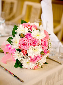 餐桌上的白色和粉红色新娘花束