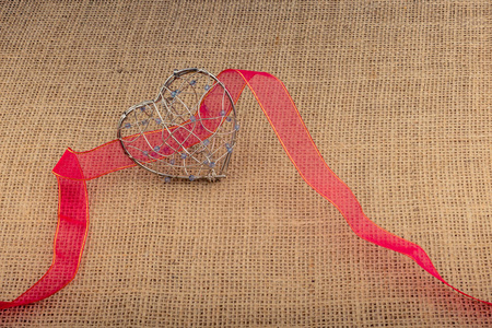 亚麻帆布上的带子和心形笼子
