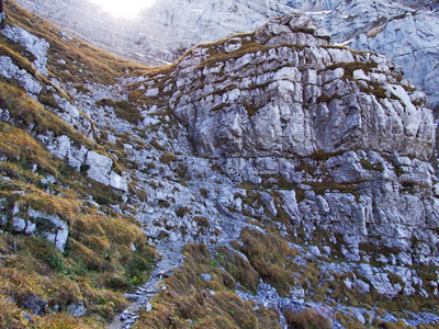 瑞士格拉鲁斯州克拉伦特雷西湖上方的格勒尼斯奇和维尔德格拉尼斯奇山脉的岩石和石头