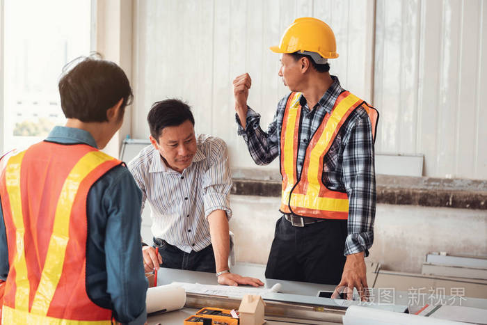 建筑工业项目工程师团队在现场安装.