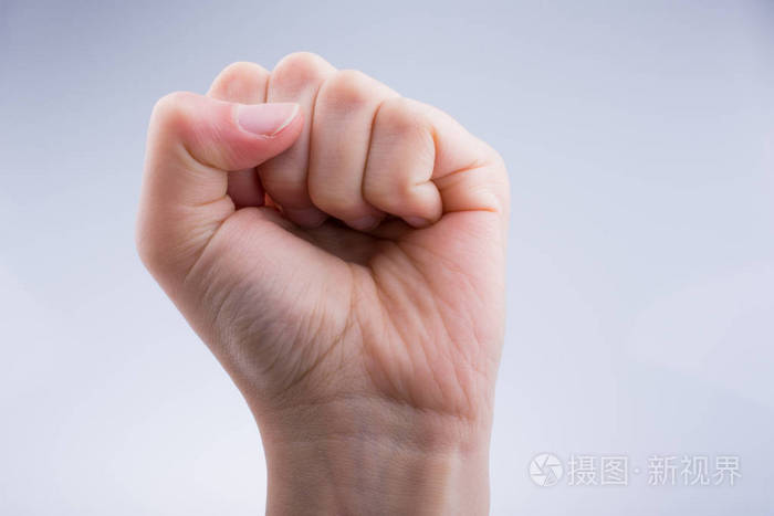 紧握的拳头在白色的背景上