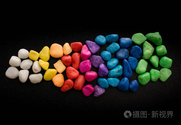 黑色背景上一堆五颜六色的小石子
