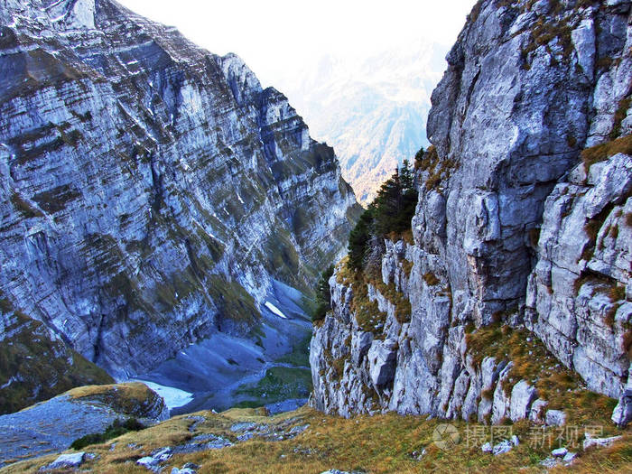 位于瑞士格拉鲁斯州Klontalersee湖上方的Grarnisch和VorderGrarnisch山脉的岩石和石块