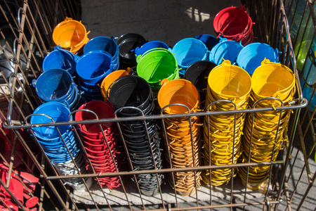 在一个市场上，一小套各种颜色的桶