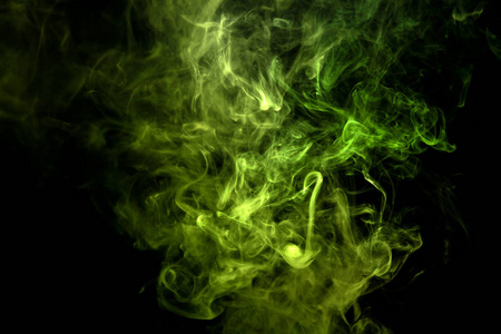 在一个黑色的孤立背景上,浓密的多色绿色烟雾.烟雾蒸气的背景照片