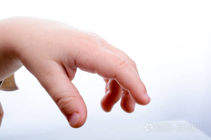 婴儿在白色背景上的手