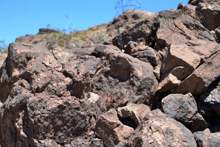 在蓝天上破碎的岩石作为纹理和背景照片
