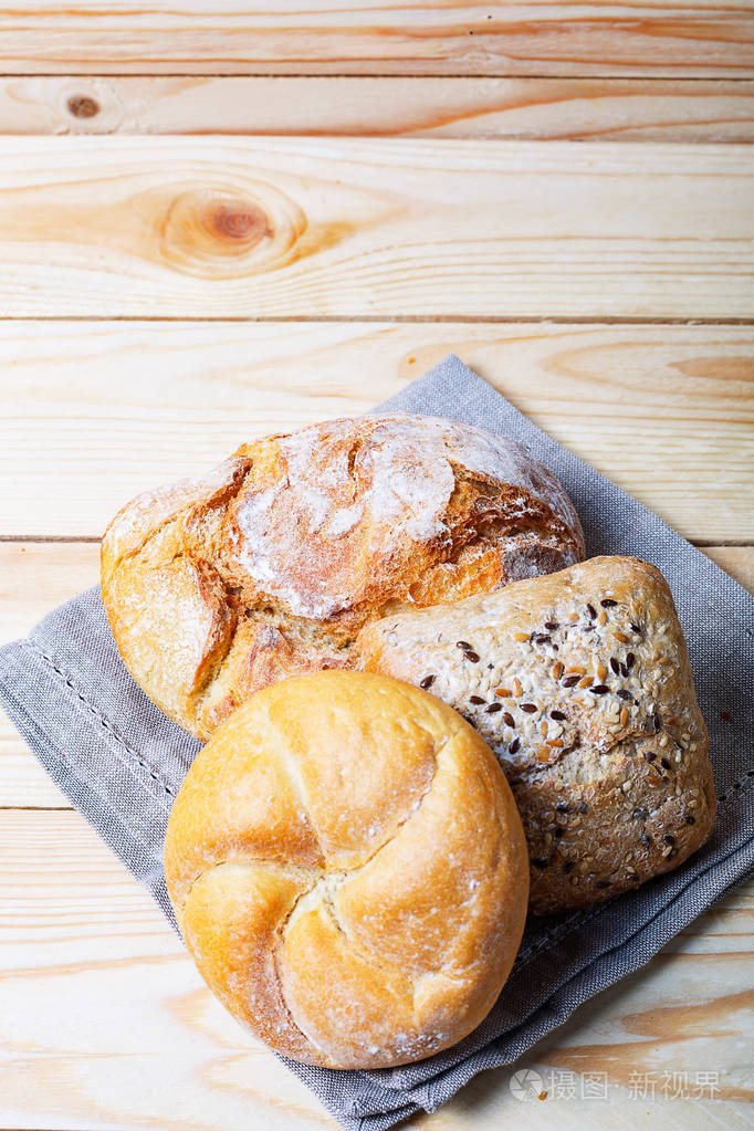 美味的法国面包在乡村木制棕色桌子上面包和面粉健康及饮食概念