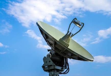 绿色现代军工背景云和蓝天上的军用移动火箭发射系统防空雷达照片