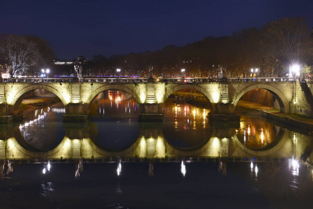 晚上的照片。 在夜城里有雕塑穿过河的桥。 罗马。 桥维托里奥伊曼纽尔二世。