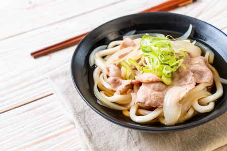 蜀玉乌冬拉面与猪肉蜀玉拉面日本食品风格