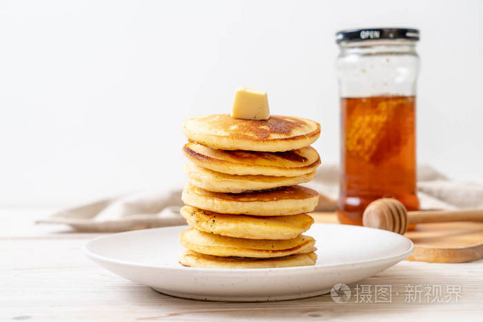 煎饼堆上有黄油和蜂蜜