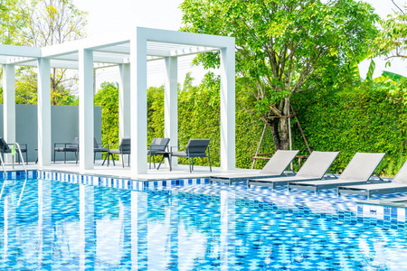 带室外游泳池的床池，酒店和度假胜地可供旅行和度假
