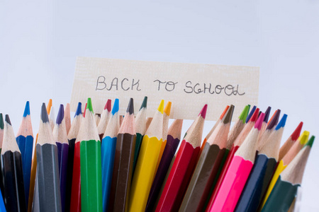 彩色铅笔和回到学校的标题白色背景