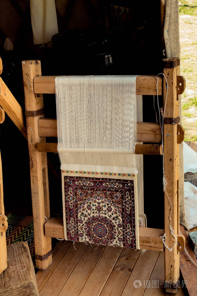 织布机上的传统地毯