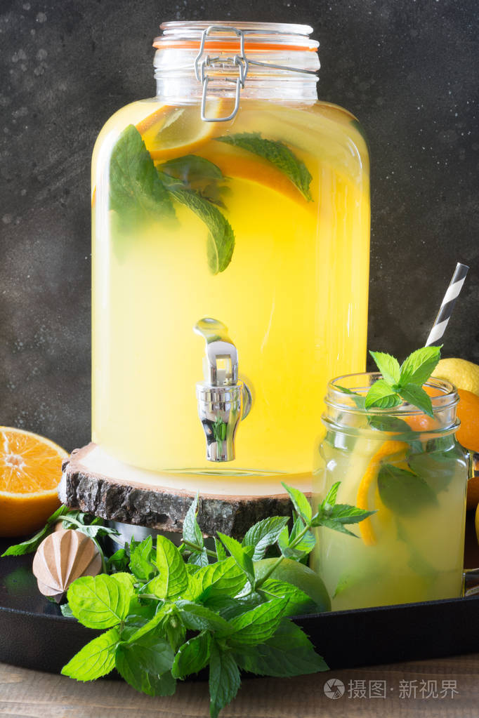 莫吉托鸡尾酒在梅森罐子装饰在黑色桌子上快关门复制文本空间