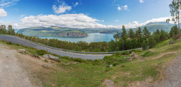 行驶到utvik时的innvikfjord全景