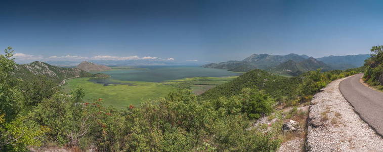 黑山国家公园斯卡达尔湖和克诺耶维奇河上方阳光明媚的夏日全景