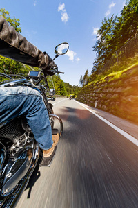 摩托车司机骑在高山公路，Nockalmstrasse，奥地利欧洲