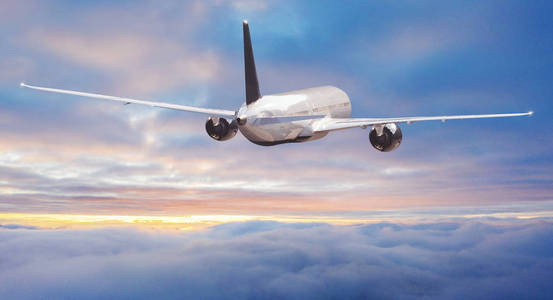 商用飞机客机在戏剧性的云层上飞行