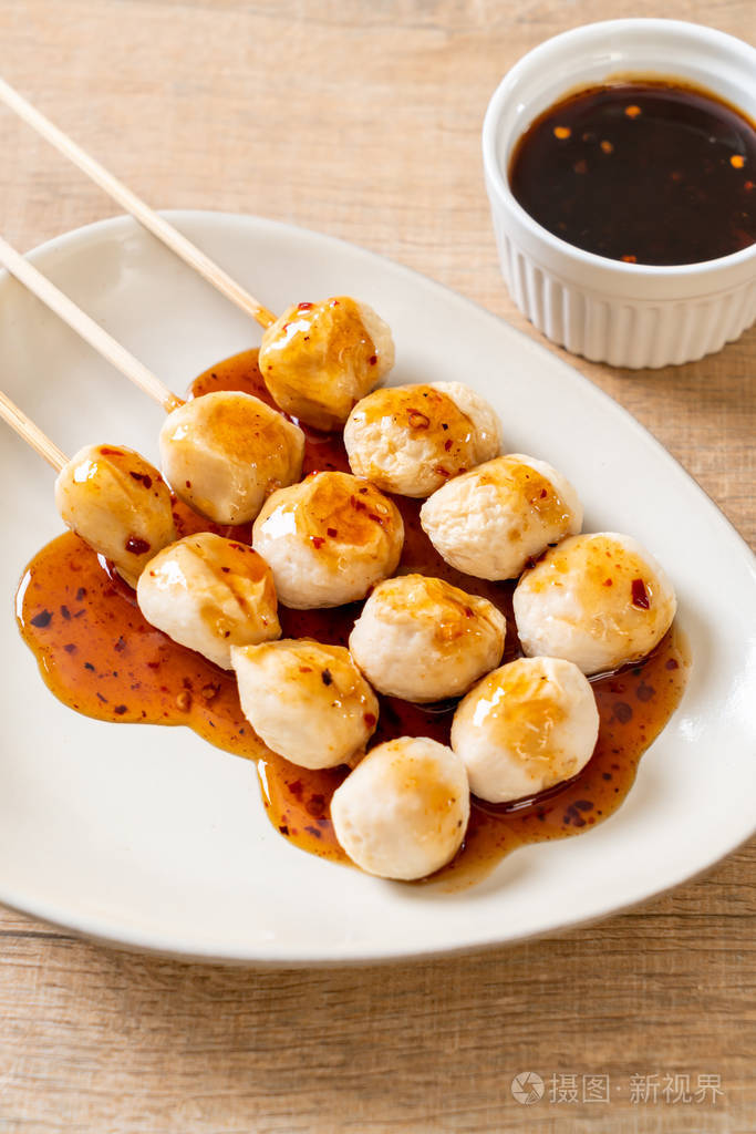 烤猪肉丸子配甜辣酱