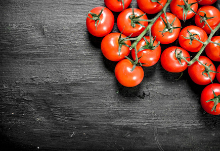 新鲜成熟的西红柿。 在黑色背景上