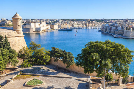 2019年1月8日从风景如画的海湾和三个城市的调查平台上看到马耳他