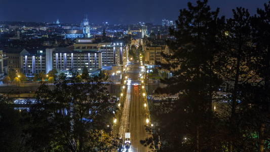 切苏维桥，夜间交通鸟瞰勒滕斯克花园时间。 具有城镇和Vltava河历史部分的全景。 捷克共和国